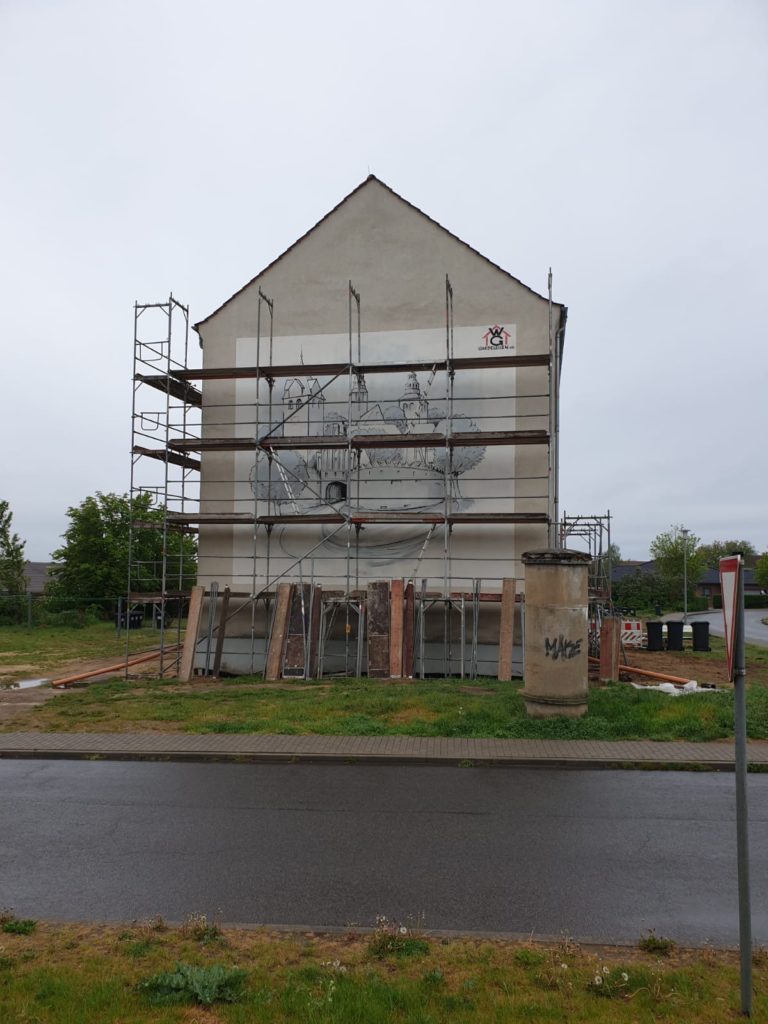 Giebel und Litfaßsäule an der Bertolt-Brecht-Straße während der Sanierung